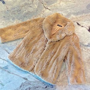 Dolce Cabo Faux Fur Bracelet Length Sleeve Jacket in light camel, size small